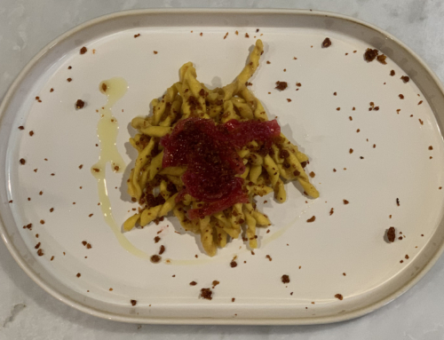 STROZZAPRETI ALLA CURCUMA CON SALSA DI POMODORI GIALLI, CIPOLLA ROSSA DI TROPEA E PANE CROCCANTE ALLA NDUJA